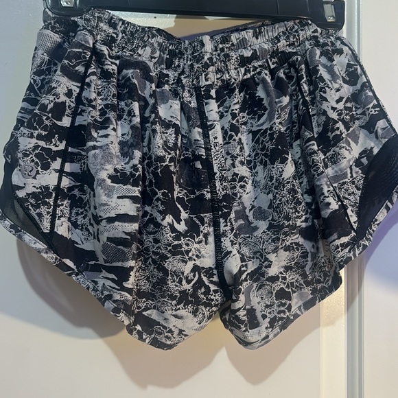 Lululemon hotty hots size 8, 2.5 inch - Picture 3 of 3